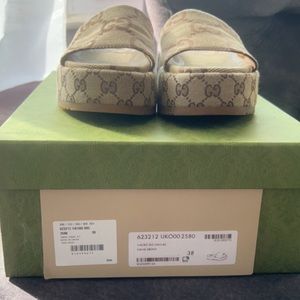 Gucci platform slide. Size 38. Barley worn.